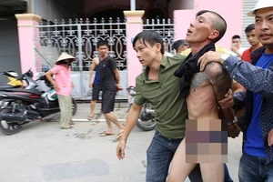 Tạm giữ người cha 'ngáo' ném con 1 tuổi từ mái nhà xuống đất