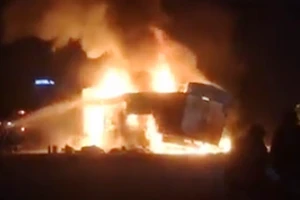 3 xe bốc cháy sau khi bị CSGT bắt cân tải trọng 