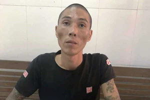 Cha ngáo đá ném con xuống đất bị khởi tố tội giết người