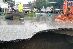 Video: Mưa lớn, xuất hiện hố 'tử thần' trên đường