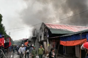 Huy động xe chữa cháy sân bay dập lửa vụ cháy kho 2.000 m2