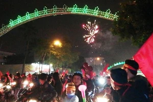 Nhiều người đốt pháo hoa mừng chiến thắng 