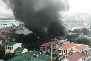 Sau tiếng nổ, kho vỏ xe bên quốc lộ 1A cháy dữ dội