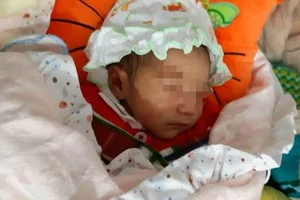 Bé sơ sinh bị bỏ rơi trước cổng chùa trong giá rét 