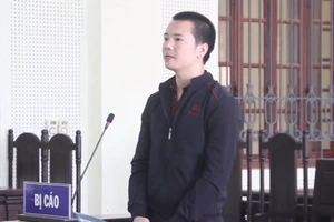 Đánh chết người đi xe máy lỡ pha đèn vào mặt