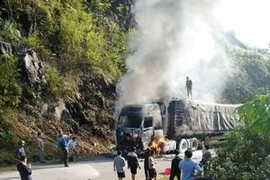 Xe chở 70 tấn gạo cho hộ nghèo phát cháy dữ dội