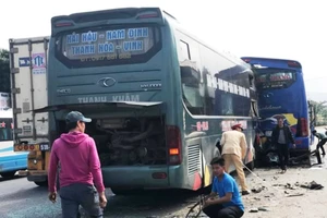 2 xe giường nằm tông nhau, quốc lộ 1A ách tắc