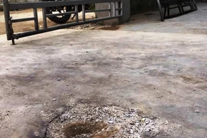 Ném chất nổ làm sập cổng nhà để... đòi nợ