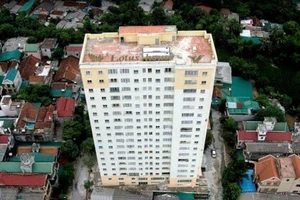 Bê tông tầng 18 chung cư rơi trúng bé 3 tuổi 