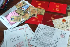 Đôi nam nữ bị khởi tố vì bán 'bằng cử nhân' giá 700 ngàn đồng