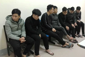 Bắt 7 kẻ lên Facebook, Zalo giới thiệu là 'người nhà lãnh đạo'