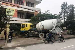 Xe bồn lao vào trụ sở, cán bộ hốt hoảng tháo chạy