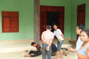 Phát hiện chồng nguy kịch ngồi ôm thi thể vợ ở Nghệ An