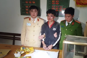 Ôm 2kg ma túy đá đưa vào TP Hồ Chí Minh còn chống cự cảnh sát