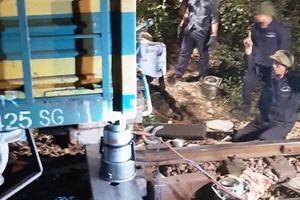 Tàu trật bánh, đường sắt Bắc- Nam ách tắc cả đêm