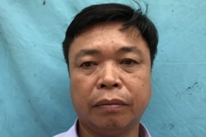 Phó bí thư xã và trạm trưởng y tế đánh bạc cùng dân