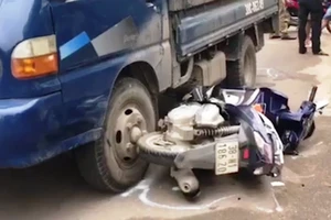 Nổ súng trấn áp xe chở gỗ bỏ chạy tông vào cảnh sát