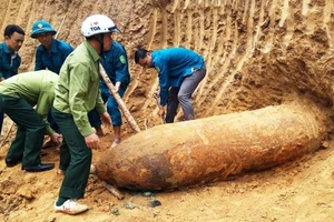 Đào đất làm nhà, phát hiện quả bom dài hơn 2 mét