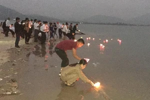 Thả hoa đăng tưởng nhớ các liệt sĩ Gạc Ma