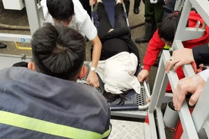 Video:Tìm cứu 8 người đang kẹt trong đám cháy lớn ở Vinh 