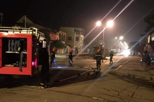 Lật xe bồn, xăng tràn ra quốc lộ