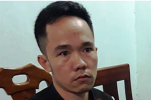 Một thanh niên mang hai con hổ đi bán