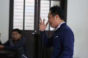 Bác sĩ tát nữ cán bộ toà bị phạt 6 tháng tù 