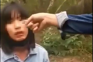 Bắt nữ sinh quỳ cho nhóm bạn 5 người đánh hội đồng