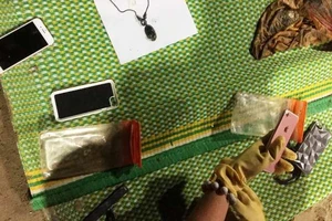 An táng 2 phụ nữ mặc áo cặp, chết trong tư thế cột vào nhau 