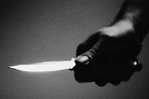 Học sinh lớp 5 mang dao bấm vào trường đâm bạn