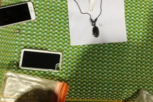 Lấy mẫu ADN hai thi thể mặc áo đôi, cột chặt vào nhau