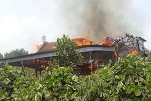 Căn nhà gỗ ở bản Cúng bị thiêu rụi, 1 người chết