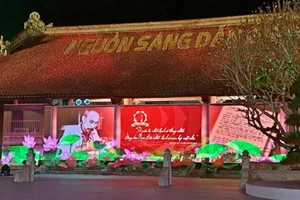 Đoàn công tác TP.HCM dâng hương tại Khu di tích Kim Liên 