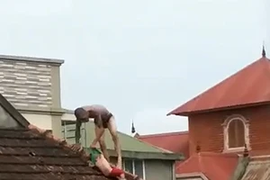 Phạt tù người cha ngáo đá hành hạ con 2 tuổi trên mái nhà 