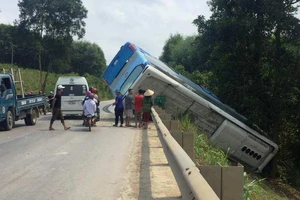 Tài xế xe khách đánh lái né 2 học sinh đang ngã giữa đường