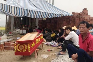 Mang quan tài đến nhà nghi can để 'bắt đền' 