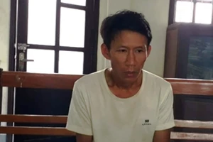 Nổ súng trấn áp người đàn ông vung dao chém cảnh sát