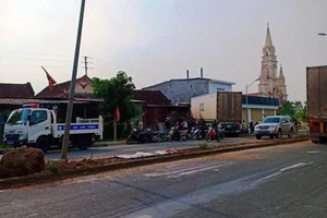 Container lao vào nhà dân lúc rạng sáng