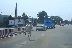 Nhân viên thu phí bỏ dép đuổi xe hơi trốn phí