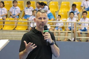 Huyền thoại Ryan Giggs truyền lửa đam mê bóng đá cho học sinh