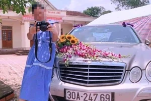 Xe hoa Mercedes đi lễ cưới bị cháy trơ khung sắt