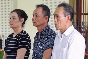 Vụ lừa 12 tỉ đồng: Hoãn phiên tòa vì vắng 120 bị hại