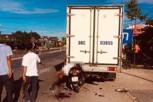Người đàn ông tử vong trên xe máy sau khi đâm vào đuôi xe tải 