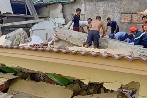 Nhà sập khi tháo dỡ, 1 người mắt kẹt được giải cứu 