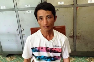 Đợi đến nửa đêm bắt kẻ ôm súng CKC bán ma túy cho con nghiện 