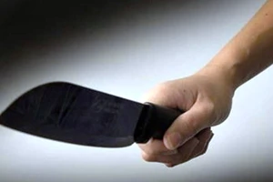 Đau lòng: Cha 80 tuổi dùng dao 'dạy' con trai