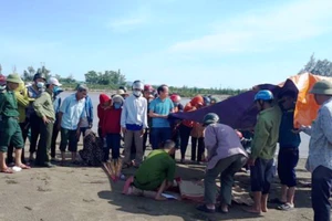 Bé 12 tuổi cùng mẹ đi tắm biển thì bị mất tích