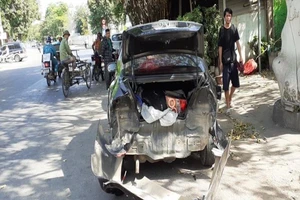 Xe hiệu Mazda CX5 “điên” tông người đang lấy đồ cốp xe hơi