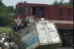 Xe tải cố vượt qua đường sắt bị tàu hỏa tông ngang 