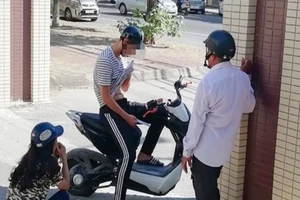 Ngủ quên muộn giờ thi, nam sinh đến cổng Sở Giáo dục đứng khóc